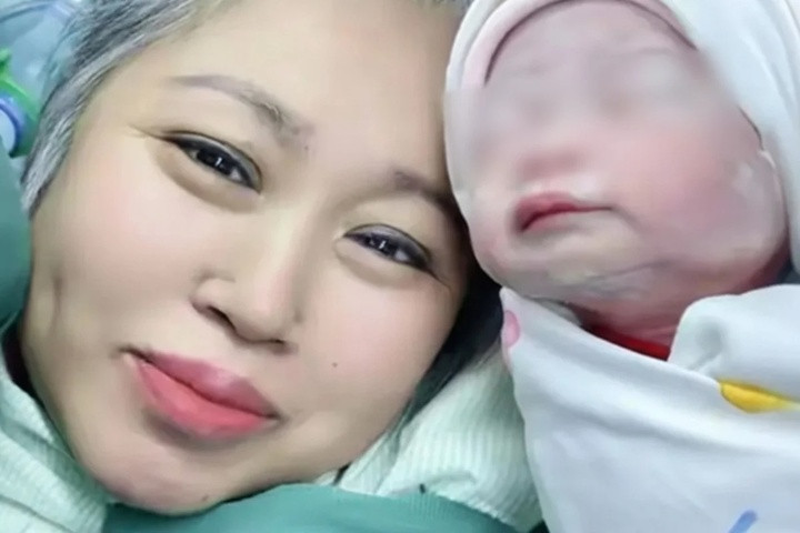 Bà mẹ U70 chào đón con gái nhờ IVF sau khi mất đi đứa con duy nhất.