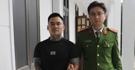 Đi bộ ngang quán cà phê, người đàn ông cầm dao xông vào chém người