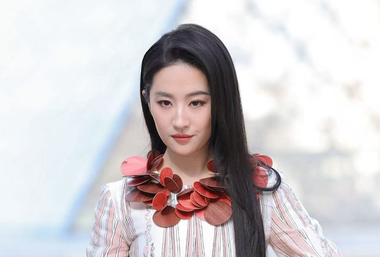 Lưu Diệc Phi lép vế