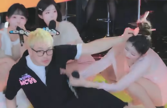 MC 47 tuổi gây phẫn nộ vì túm tóc, hành hung phụ nữ trên sóng trực tiếp