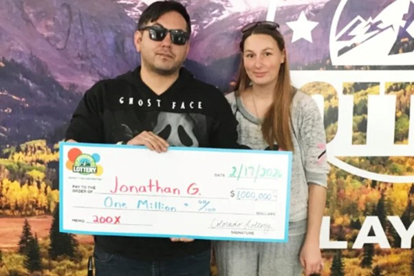 Mua vé số để “xả xui”, người đàn ông trúng giải độc đắc 1 triệu USD - Ảnh 1.