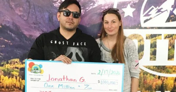 Mua vé số để 'xả xui', người đàn ông trúng giải độc đắc 1 triệu USD