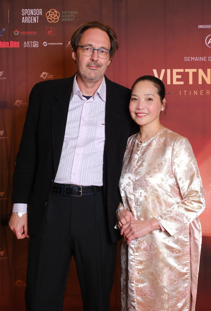 NSƯT Lê Vi và chồng Pháp hiếm hoi xuất hiện tại một sự kiện điện ảnh ở Pháp.
