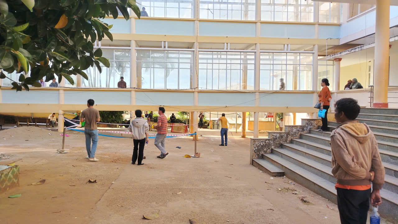 Sau cuộc điện thoại, người đàn ông bất ngờ lên tầng cao bệnh viện nhảy xuống - Ảnh 2.