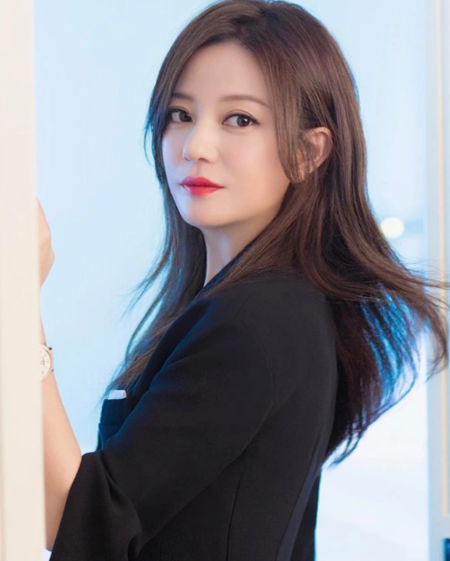 Vì sao Triệu Vy tiếp tục bị đóng băng 9 triệu NDT cổ phiếu? - Ảnh 2