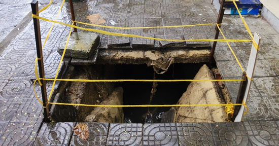 Clip vỉa hè bất ngờ sụp trước cửa hàng, người đàn ông thoát nạn trong gang tấc