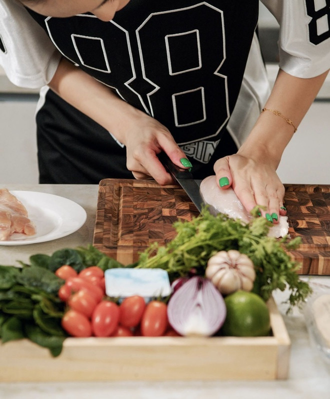 Hoa hậu Kỳ Duyên và những món ăn healthy tại bữa tiệc tại gia 2026 - Ảnh 14.