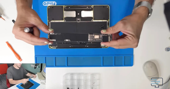 ‘Mổ bụng’ MacBook Neo hé lộ điều bất ngờ