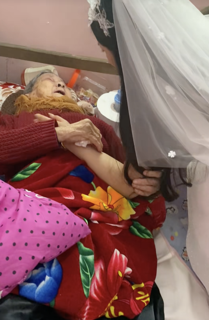 Bà nội bịn rịn, ôm cháu gái trong ngày trọng đại. (Ảnh: Chụp màn hình)