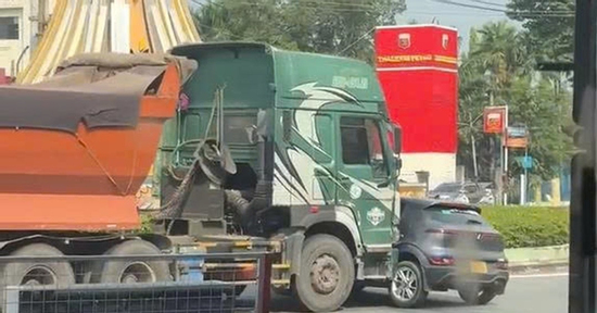 Thót tim cảnh xe đầu kéo ủi ô tô điện cả chục mét giữa vòng xoay ở TPHCM