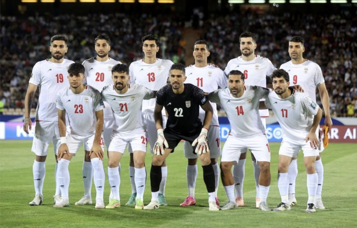 Các cầu thủ Iran chụp ảnh tập thể trước trận gặp Triều Tiên ở vòng loại World Cup 2026. (Nguồn: Reuters)