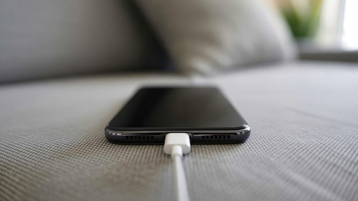 Không ít người dùng gặp tình trạng điện thoại sạc chậm hơn mong đợi. (Ảnh: BGR)