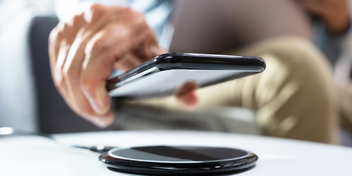 Sạc không dây là giải pháp tạm thời trong trường hợp sạc bằng cáp bị lỗi. (Ảnh: BGR)