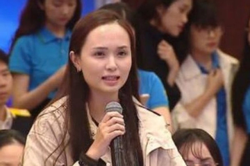 Vợ Văn Quyết viral MXH bởi khí chất tiểu thư khi xuất hiện trên Fanpage Thông tin Chính phủ