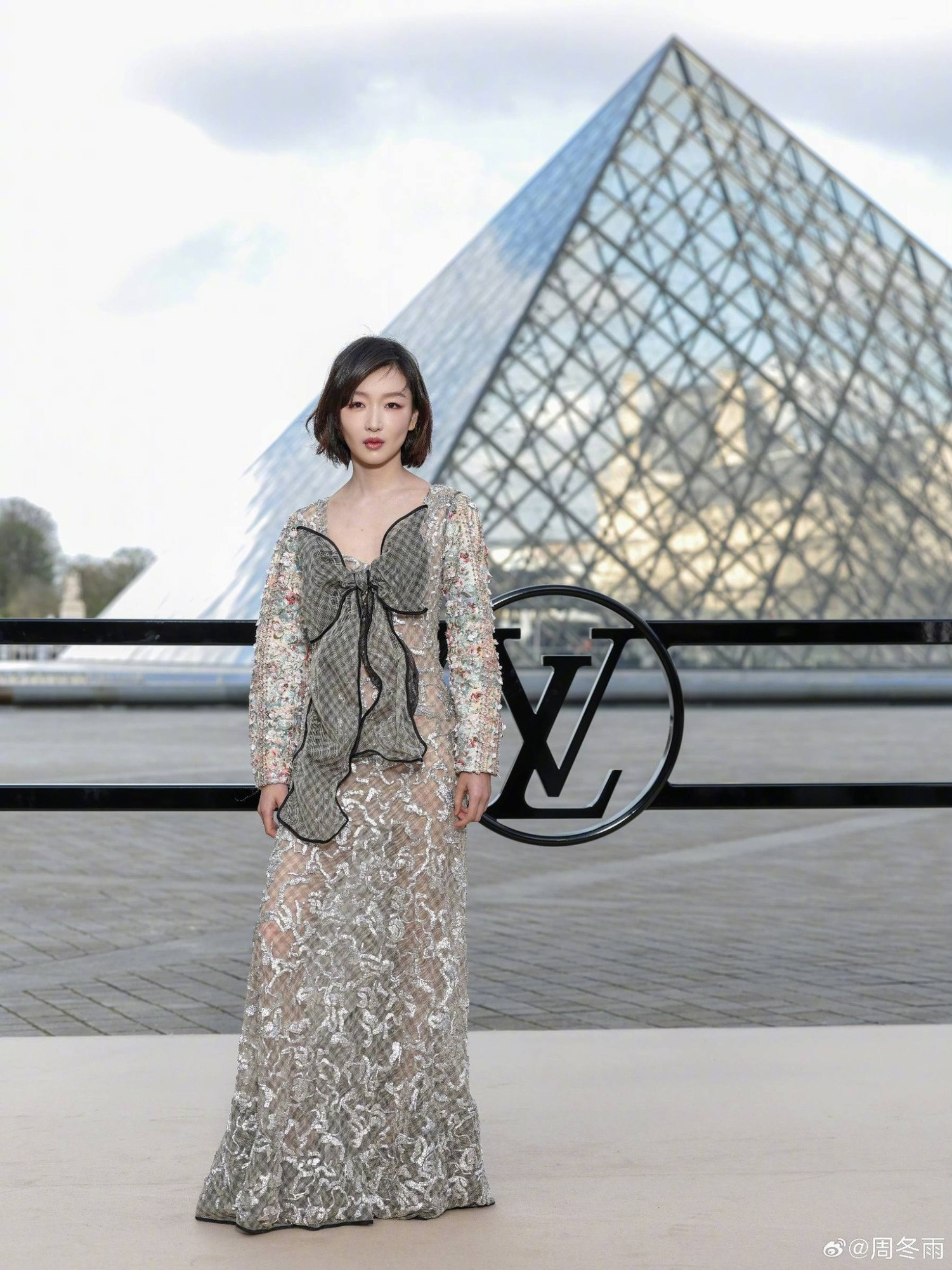 'Ảnh hậu Cbiz' Châu Đông Vũ vấp tranh cãi khi dự Tuần lễ thời trang Paris - Ảnh 3