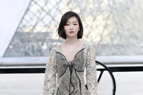 'Ảnh hậu Cbiz' Châu Đông Vũ vấp tranh cãi khi dự Tuần lễ thời trang Paris