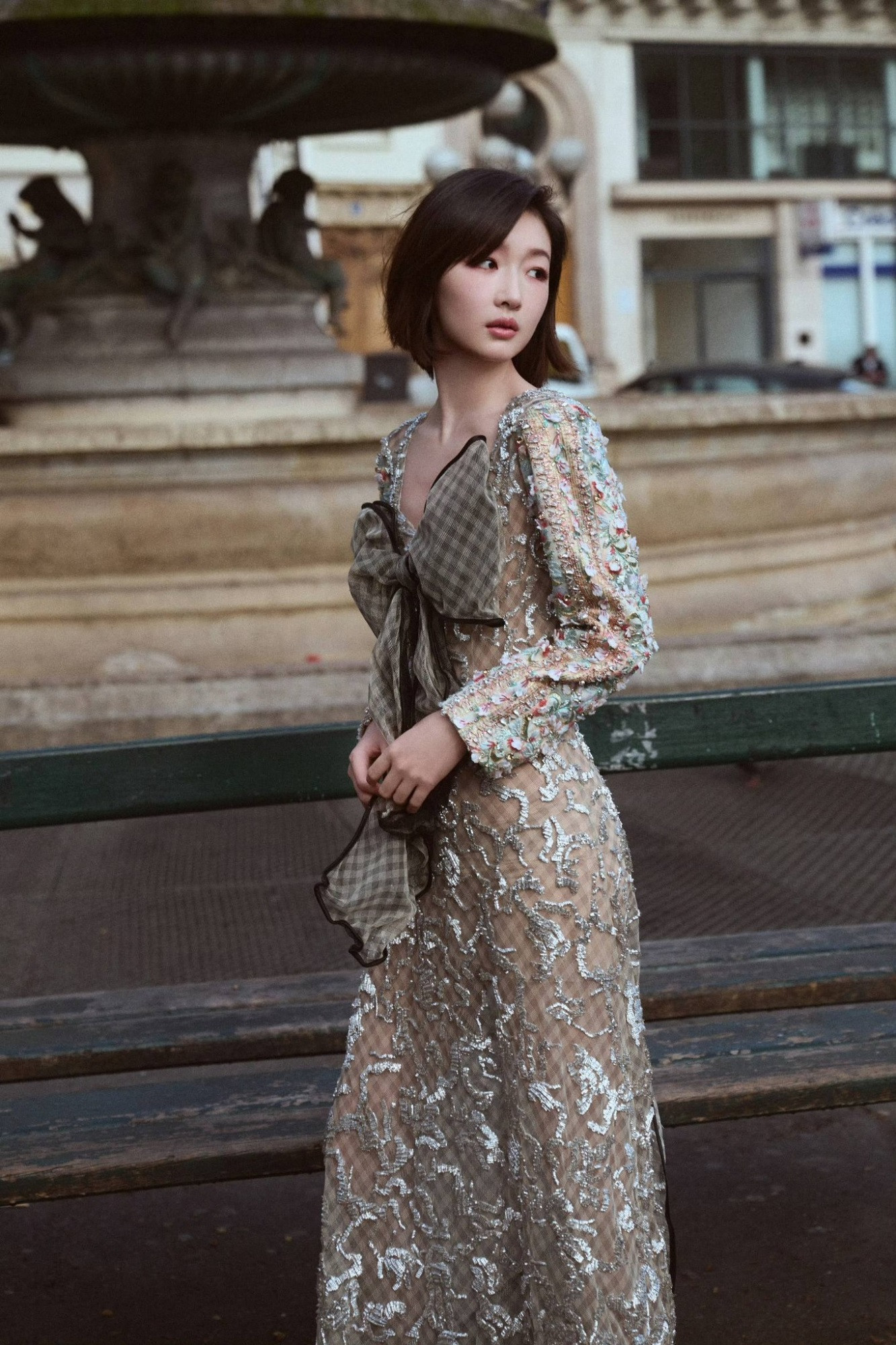 'Ảnh hậu Cbiz' Châu Đông Vũ vấp tranh cãi khi dự Tuần lễ thời trang Paris - Ảnh 4