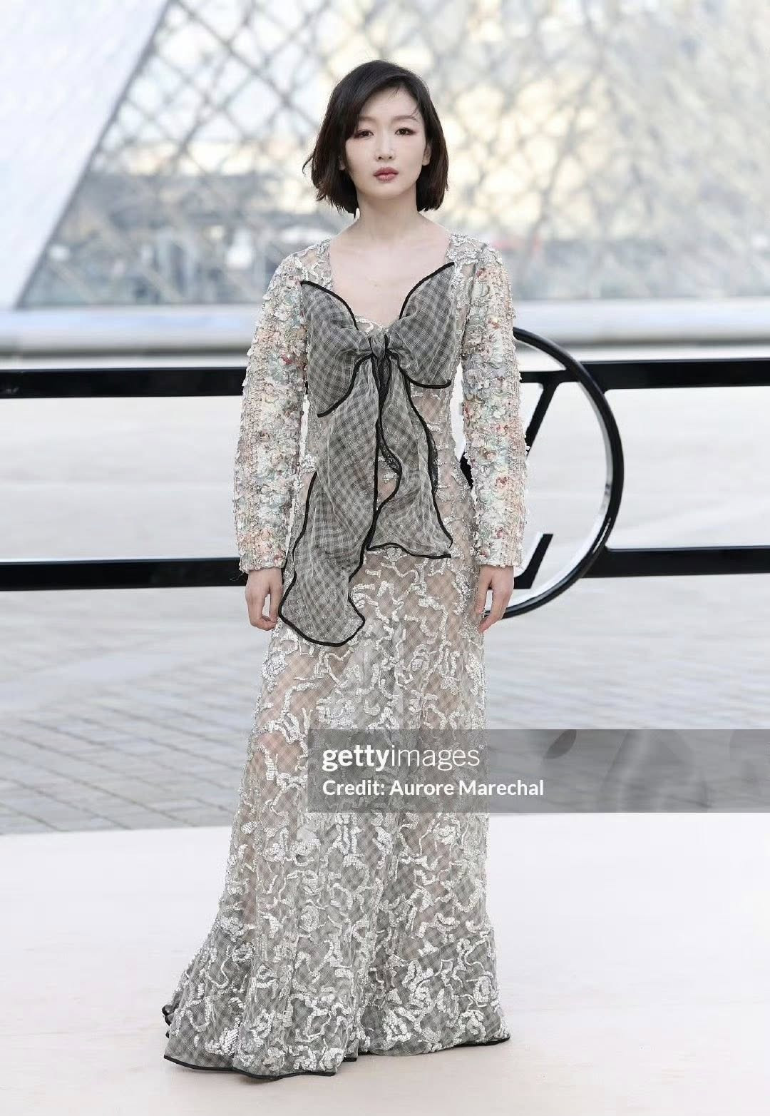 'Ảnh hậu Cbiz' Châu Đông Vũ vấp tranh cãi khi dự Tuần lễ thời trang Paris - Ảnh 1