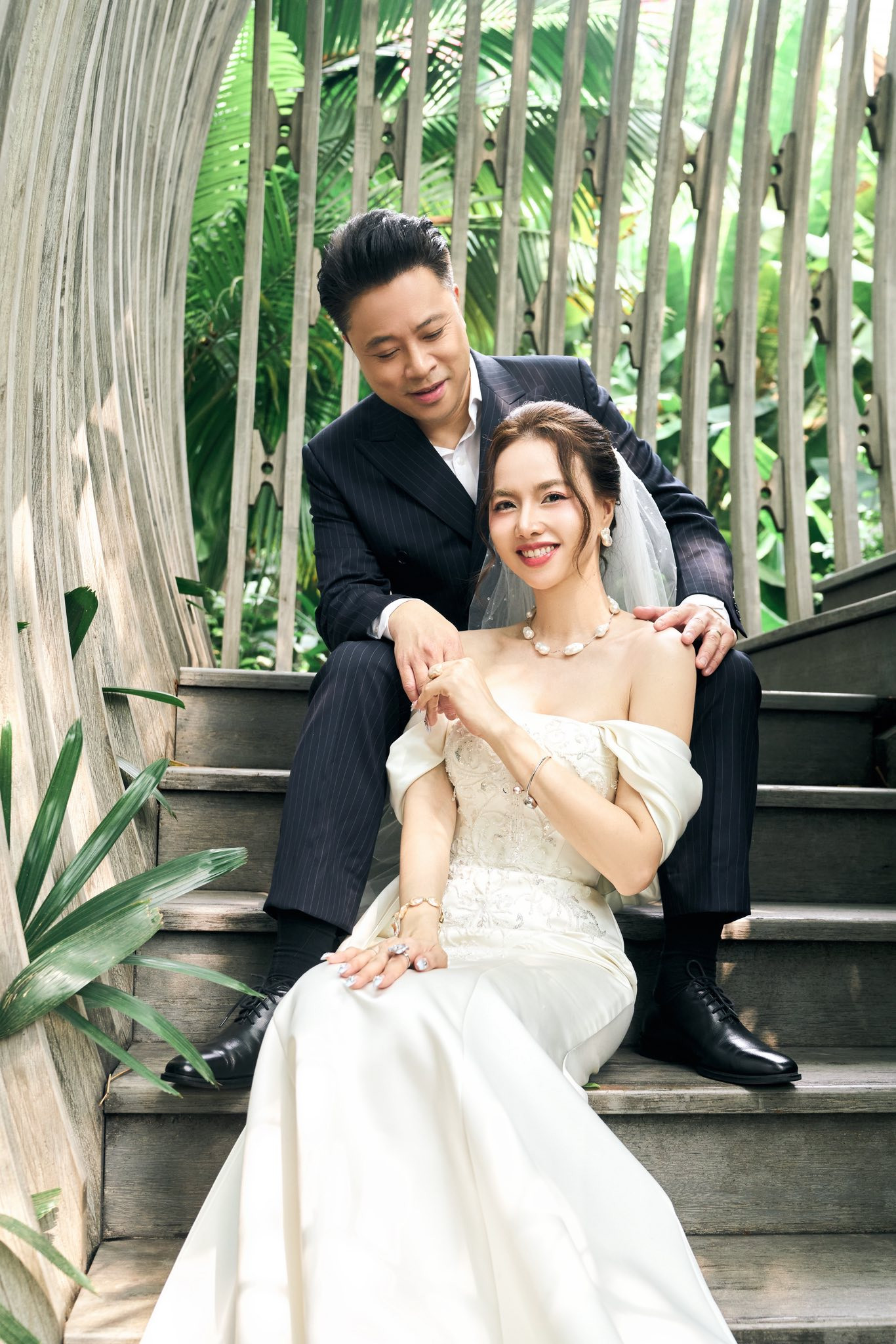 Chuyện tình 10 năm ngọt ngào của cặp đôi Hoa khôi Tây Đô với đạo diễn trăm tỷ - Ảnh 1.