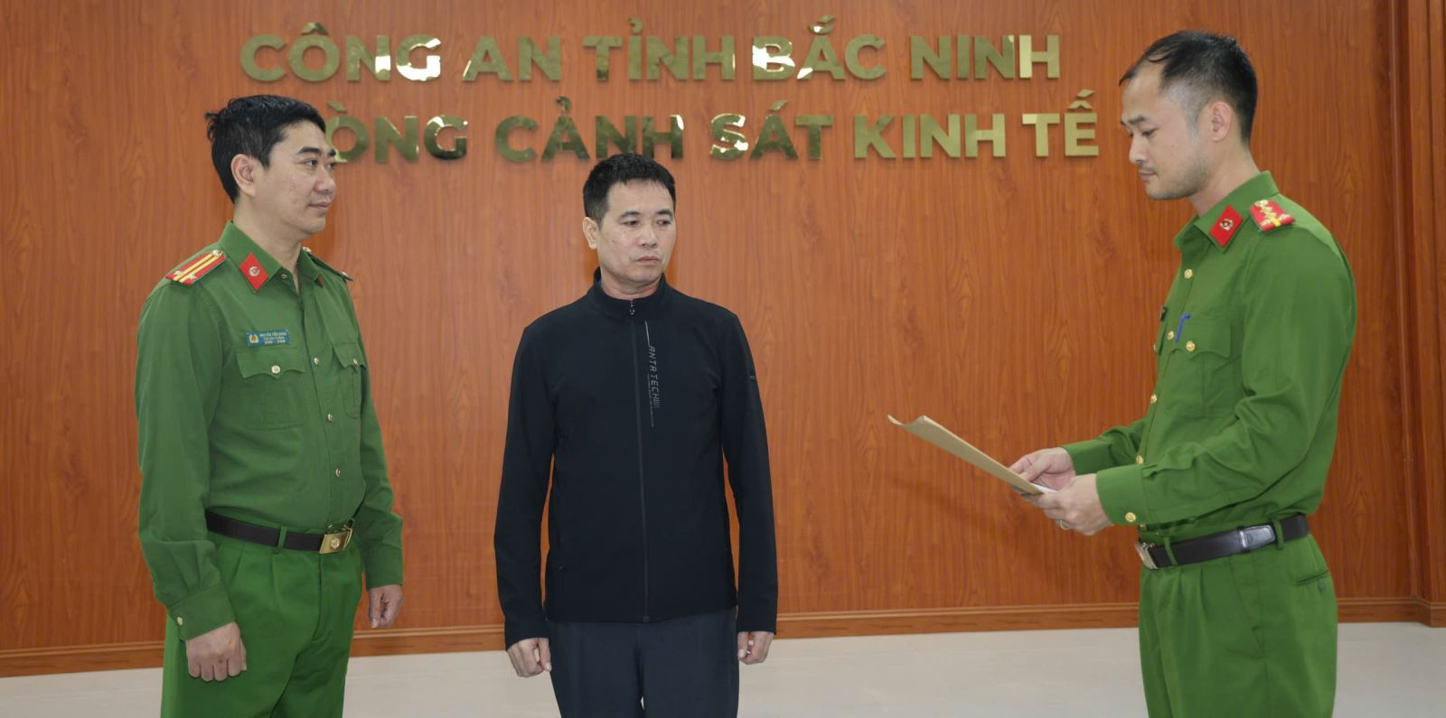 Cơ quan Cảnh sát điều tra công bố các Quyết định khởi tố vụ án, khởi tố bị can và ra Lệnh bắt bị can để tạm giam đối với Nguyễn Công Khương (2).jpg