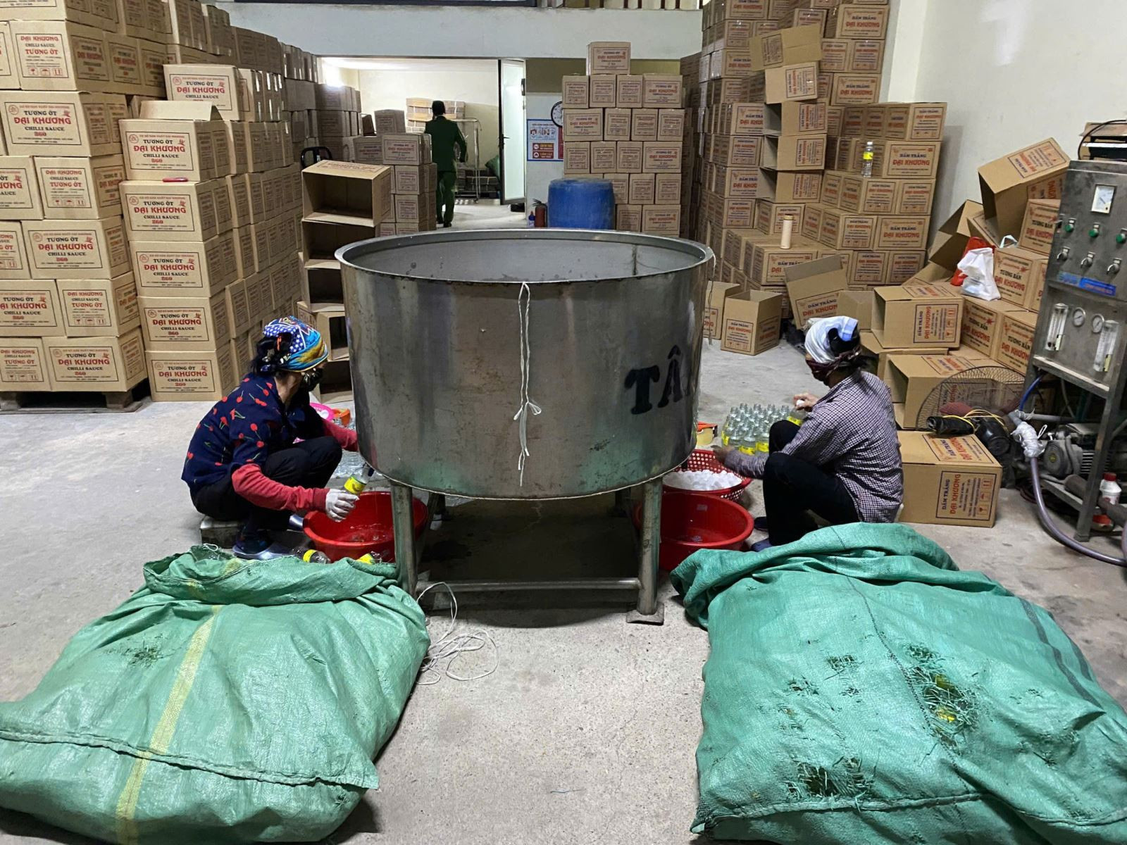 Khu vực sản xuất giấm giả.jpg