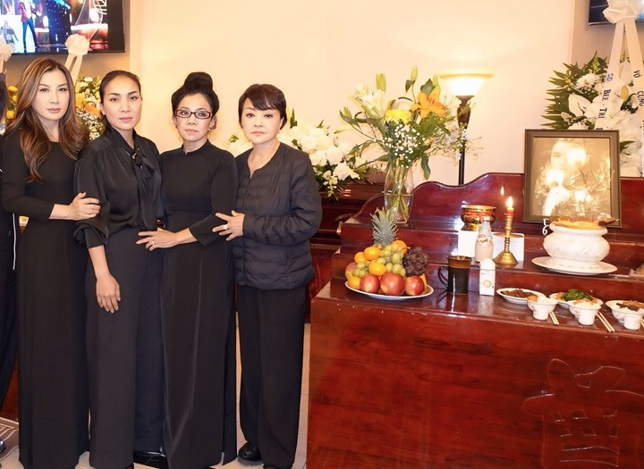 Danh ca Hương Lan cùng ca sĩ Hồng Ngọc, Trizzie Phương Trinh tại tang lễ.