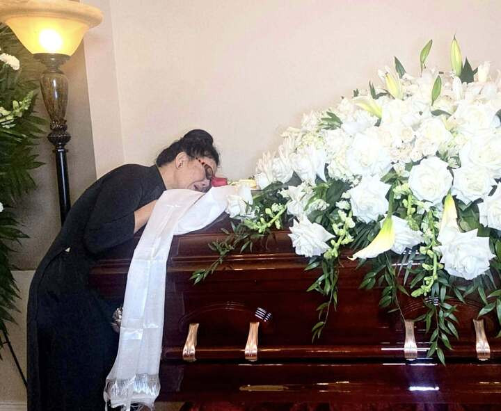 Mẹ nam ca sĩ khóc lặng bên linh cữu.