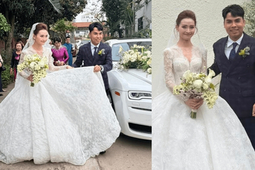 Tiền vệ Đức Huy đi siêu xe Rolls-Royce rước MC Huyền Trang Mù Tạt về dinh, visual cô dâu sáng bừng ngày cưới