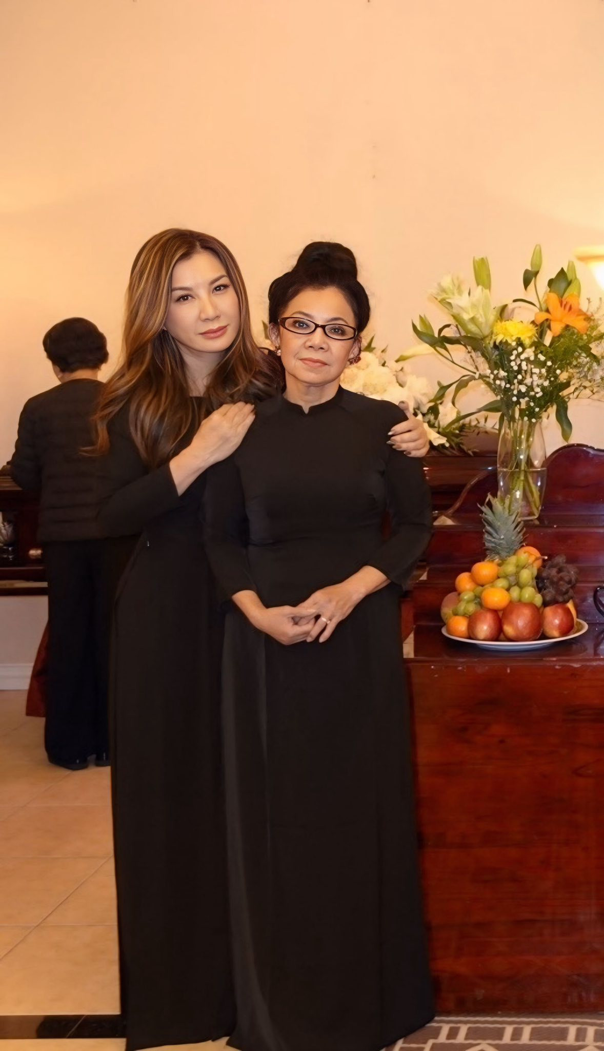 Vợ cũ Bằng Kiều tiết lộ tình trạng mẹ của Kasim Hoàng Vũ tại tang lễ con trai - Ảnh 4.