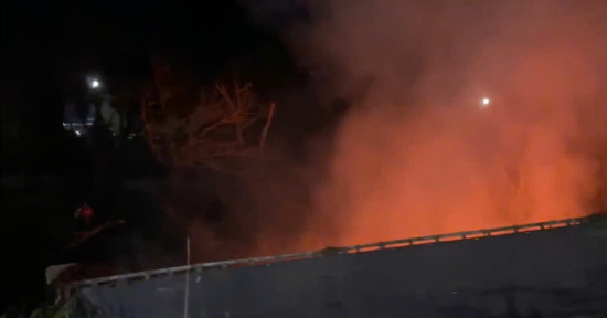 Xe đầu kéo gặp tai nạn rồi bốc cháy, tài xế tử vong