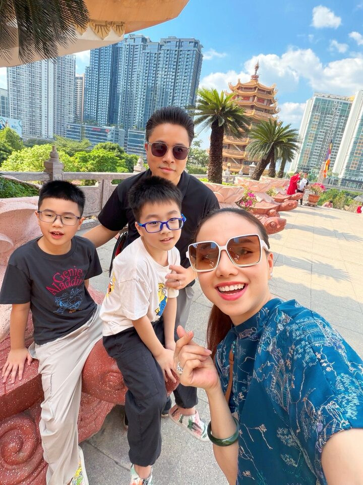 Ngoài những phút giây sóng gió, Victor Vũ - Đinh Ngọc Diệp còn có nhiều khoảnh khắc hạnh phúc, lãng mạn, tự