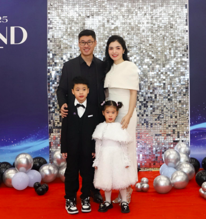 Nguyễn Thị Hằng có cuộc sống hôn nhân hạnh phúc bên chồng và hai con