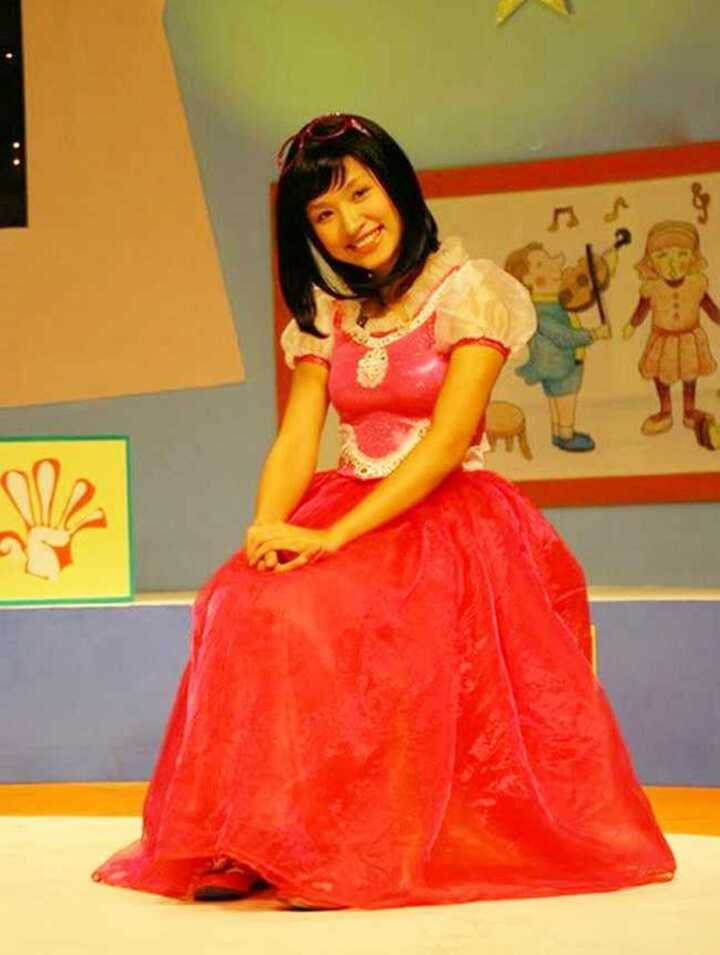 MC Vân Hugo là một trong những “chị Kính Hồng” được khán giả yêu mến.