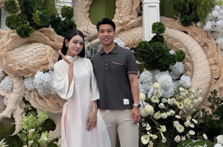 Văn Thanh và bạn gái Bích Hạnh cũng có mặt tại đám cưới để chung vui.