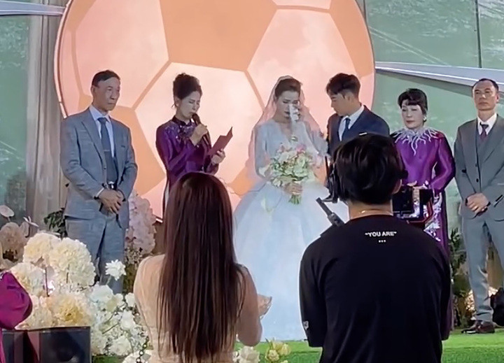 Phần xúc động nhất của buổi lễ đến khi mẹ cô dâu lên sân khấu đọc thơ tặng con gái và con rể. Đứng cạnh chồng, cô dâu không kìm được nước mắt. MC Huyền Trang bật khóc nức nở khi nghe những lời dặn dò của mẹ, trong khi chú rể nhẹ nhàng nắm tay an ủi.