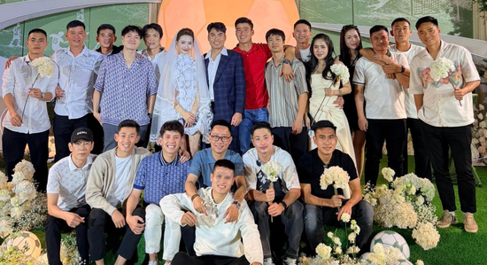 Dàn cầu thủ nổi tiếng dự tiệc cưới MC Mù Tạt và tiền vệ Đức Huy