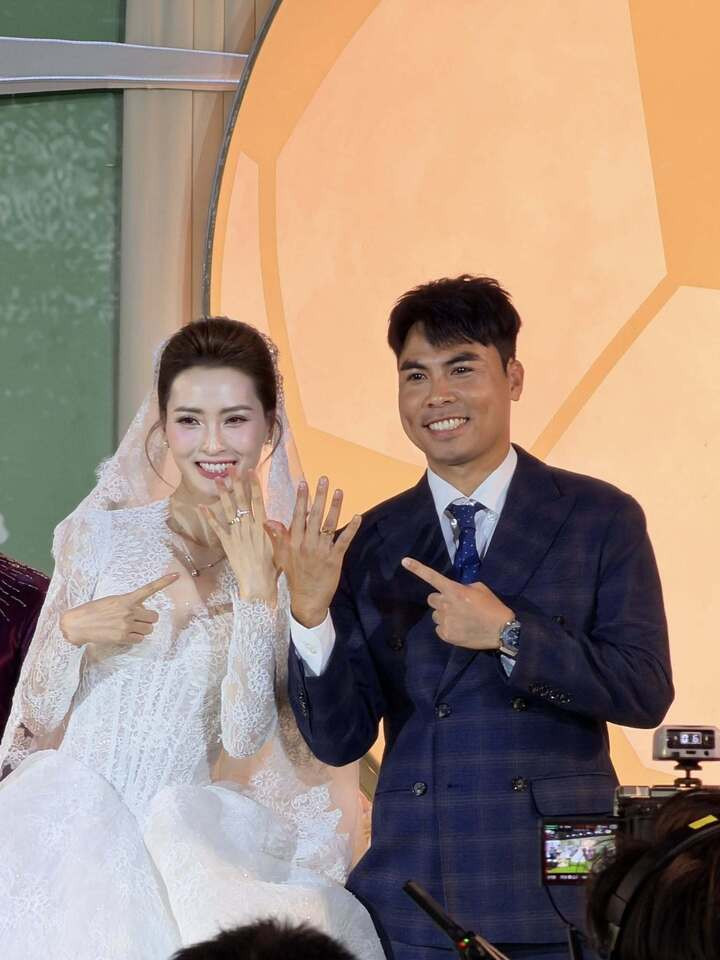 Cô dâu Huyền Trang gây ấn tượng với chiếc váy cưới trắng bồng bềnh, lớp ren tinh tế cùng khăn voan dài sang trọng. Chú rể Đức Huy diện vest lịch lãm, liên tục nở nụ cười rạng rỡ bên cạnh người bạn đời. Cặp đôi nhận được rất nhiều lời khen vì vẻ ngoài xứng đôi vừa lứa.