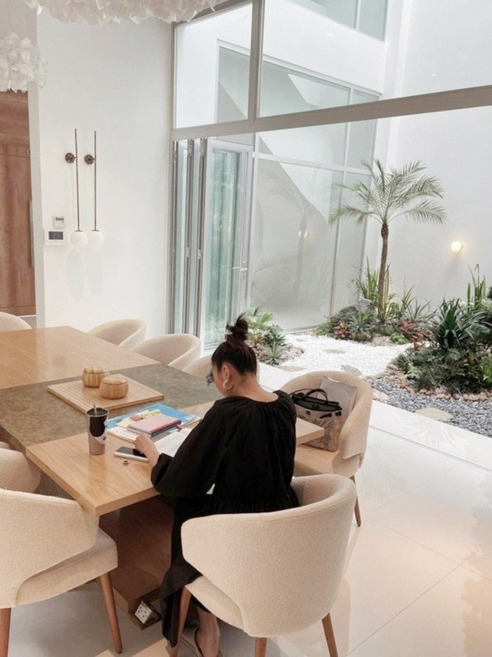 Hé lộ cuộc sống trong biệt thự bề thế rộng 1.000m2 của siêu mẫu sở hữu đôi chân dài cực phẩm- Ảnh 4.