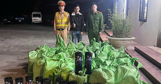 Kiểm tra xe Ford Ranger giữa đêm, Công an phát hiện hàng trăm bình khí cười