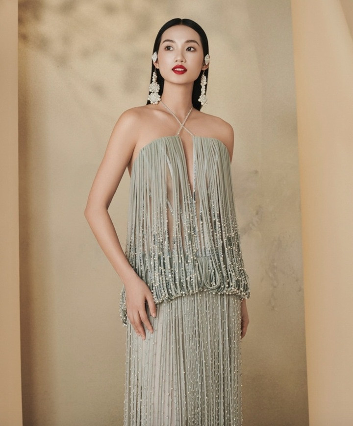 Một trong những điểm đáng chú ý nhất là NTK quyết định sử dụng 100% chất liệu Việt Nam. Toàn bộ bộ sưu tập được may từ lụa tơ tằm cao cấp bao gồm satin, lụa organza và nhiều dòng lụa đặc biệt khác, không thua kém bất kỳ chất liệu nhập khẩu nào.