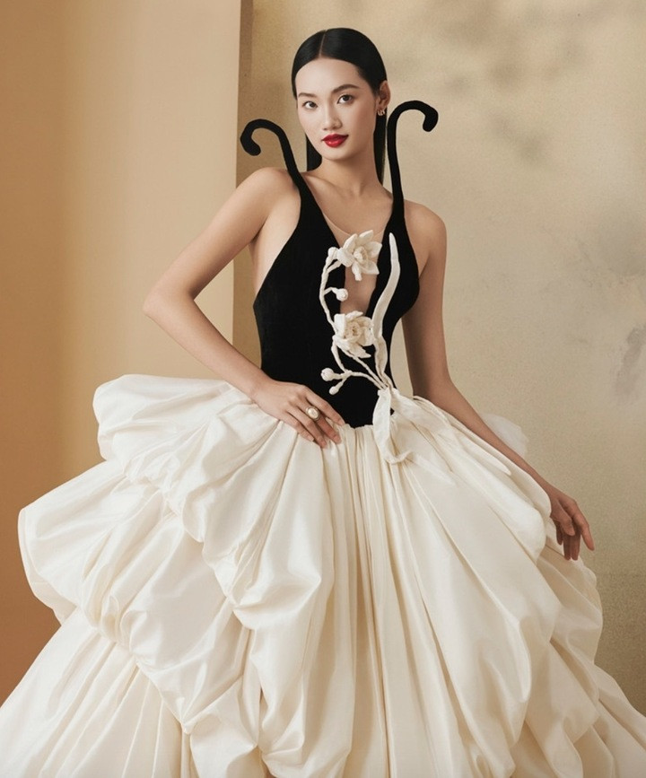 Cảm hứng của bộ sưu tập bắt nguồn từ hoa thủy tiên - loài hoa biểu tượng tình yêu của nhà thiết kế và người dấu yêu.