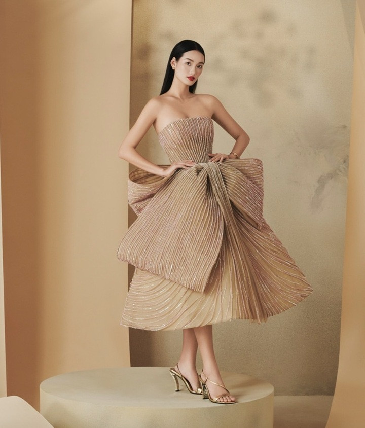 Sở hữu chiều cao 1m75 với số đo ba vòng 82-62-93cm, Quỳnh Anh được NTK hài lòng khi thể hiện rõ được tinh thần của bộ sưu tập.