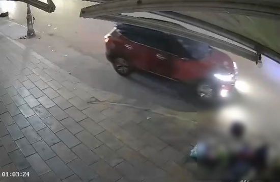 Truy tìm ô tô lao lên vỉa hè, tông gãy chân người phụ nữ rồi bỏ chạy