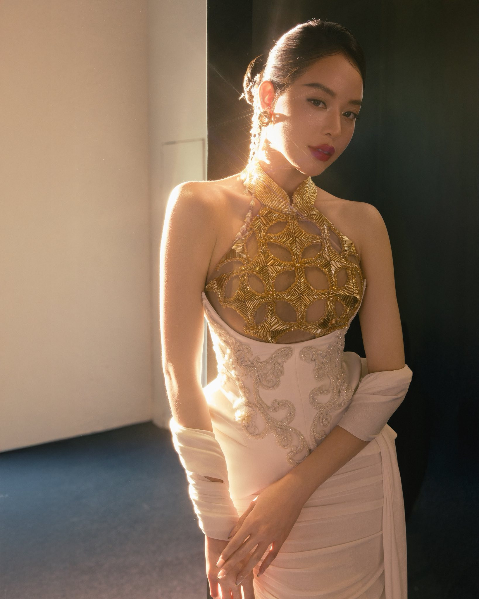 Vẻ đẹp đời thực tựa thiên thần của Hoa hậu Việt Nam quê Đà Nẵng vừa lộ tin đồn hẹn hò nam ca sĩ nhà giàu - Ảnh 9.