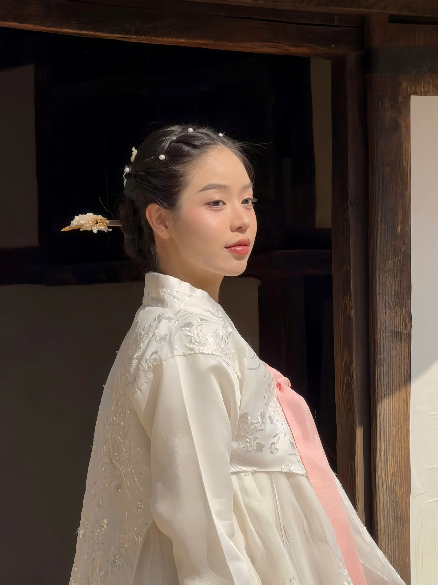 Vẻ đẹp đời thực tựa thiên thần của Hoa hậu Việt Nam quê Đà Nẵng vừa lộ tin đồn hẹn hò nam ca sĩ nhà giàu - Ảnh 2.