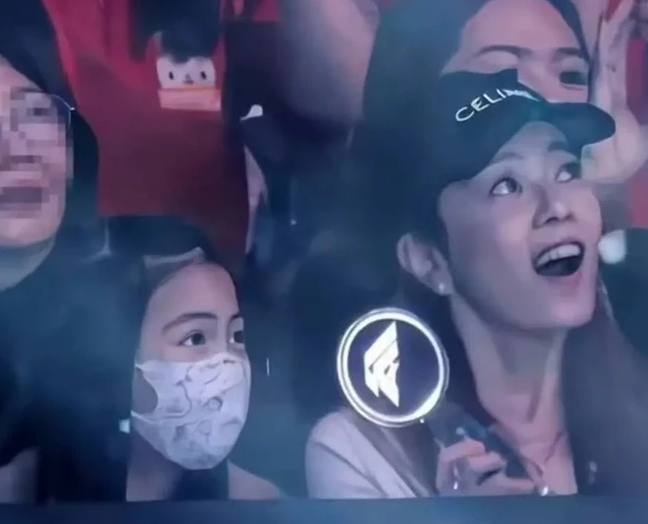 Vợ và con gái Châu Du Dân hiếm hoi lộ diện cổ vũ - Ảnh 1