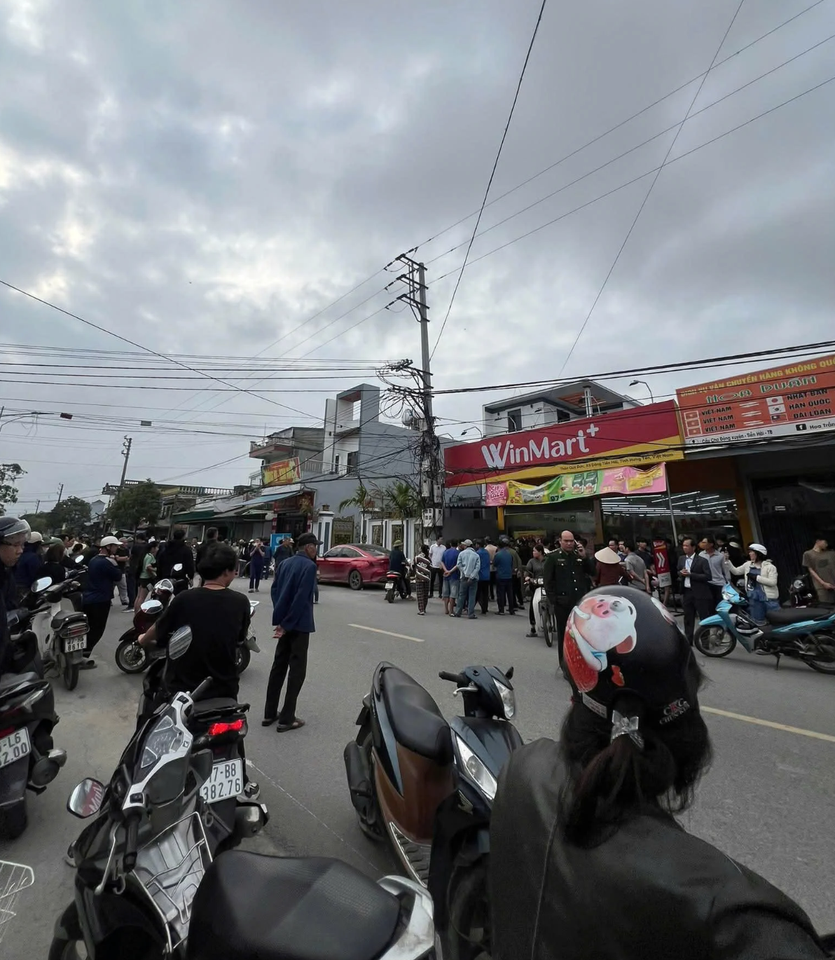 Vụ nổ súng, dùng dao đâm khiến 2 người tử vong ở Hưng Yên: Nghi phạm tử vong trong ô tô, hé lộ nguồn cơn - Ảnh 1.