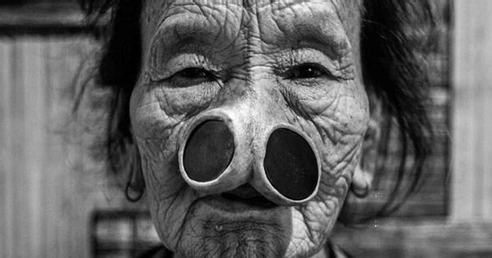 Vùng đất kỳ lạ: Nơi phụ nữ mê mẩm 'làm đẹp' với hai chiếc lỗ kinh dị trên mũi