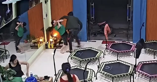 Xác minh clip người đàn ông bịt mặt xông vào phòng tập giật dây chuyền phụ nữ