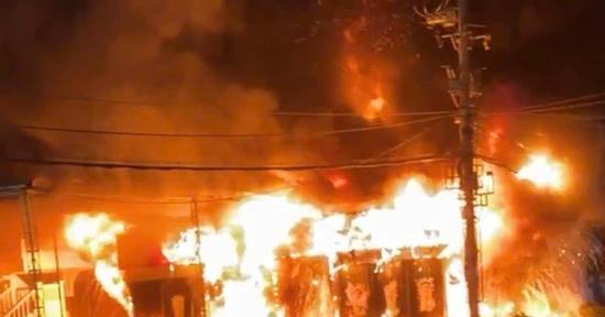 Cháy dữ dội tại cửa hàng kem cạnh Quốc lộ 18, lửa đỏ rực bốc cao